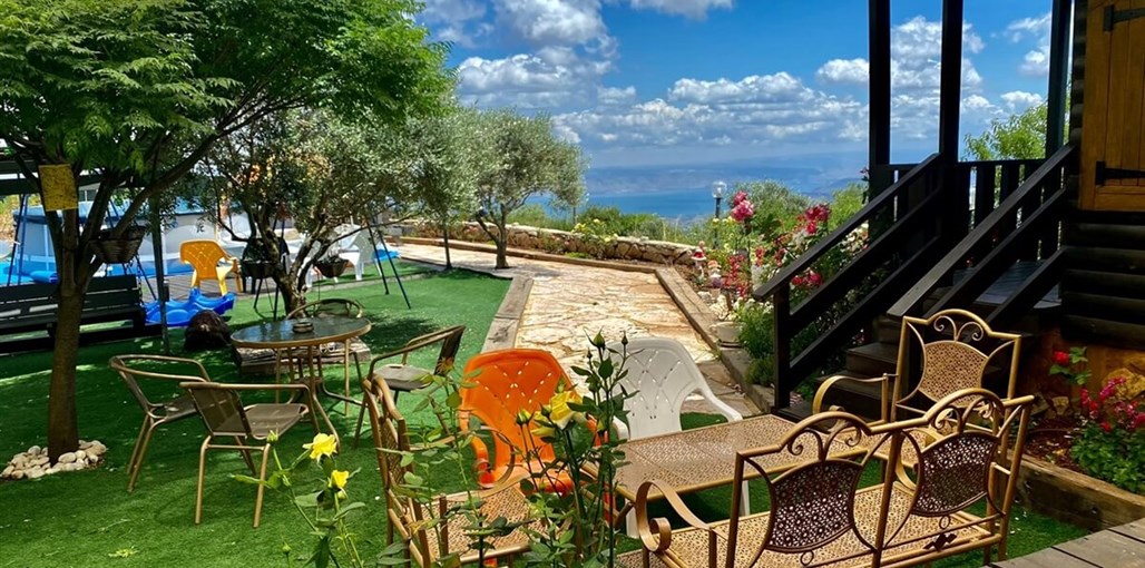 בקתות עץ בין העננים חצר (2).jpeg