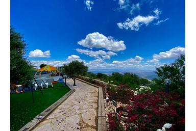 בקתות עץ בין העננים - הבריכה והנוף