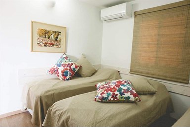 בקתות עץ -תיירות עין זיוון - הבריכה והסביבה