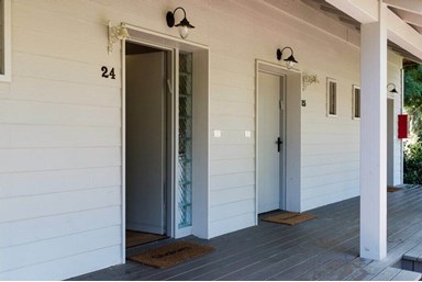 בקתות עץ -תיירות עין זיוון - חדרי כרמים 