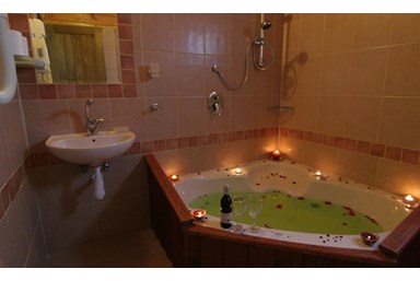 בקתות בצל המכנף - הבקתות