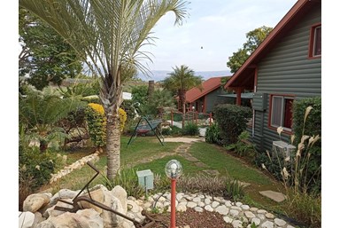 בקתות בצל המכנף - החצר והנוף 