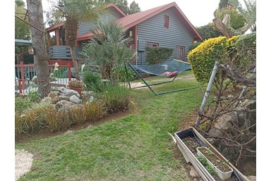 בקתות בצל המכנף - החצר והנוף 