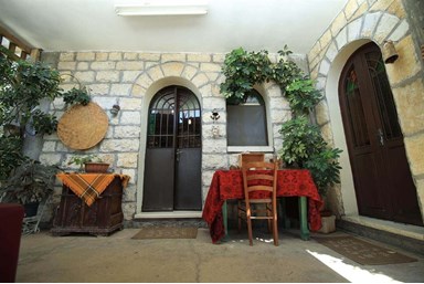 סלע הנוטרים - החצר 