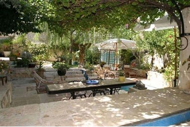 הבית הטבעי - עין כרם - החצר והנוף