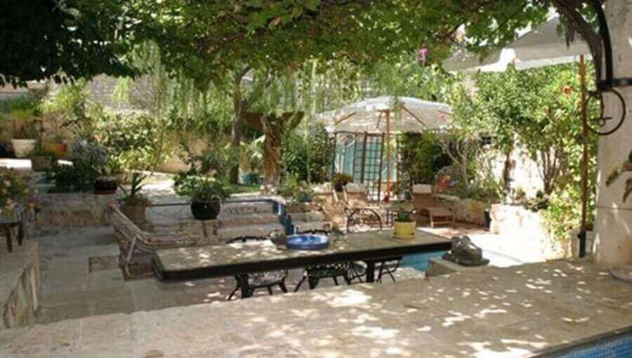 הבית הטבעי - עין כרם הבית הטבעי החצר והנוף 1.jpg