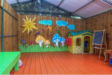 מעוף הציפור  - החצר והבריכה