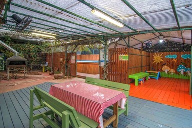 מעוף הציפור  - החצר והבריכה