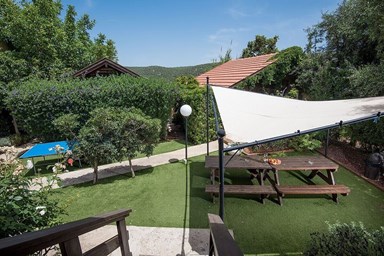 נועם בגליל - החצר והבריכה