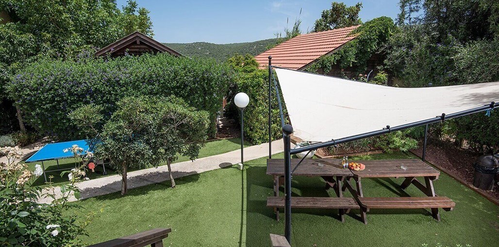 נועם בגליל חצר ובריכה (1).jpg