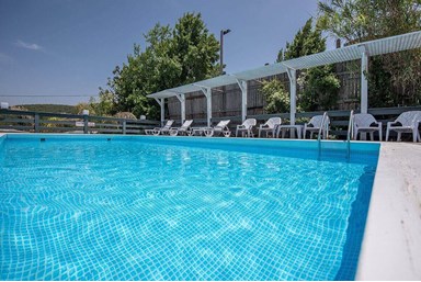 נועם בגליל - החצר והבריכה