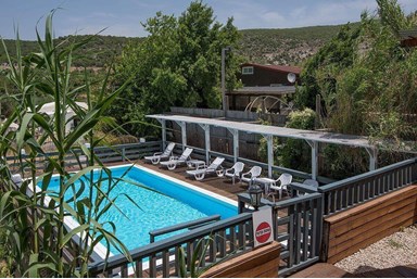 נועם בגליל - החצר והבריכה