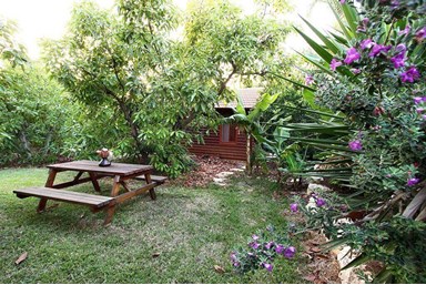 הדרך לאושר - מתחם החצר והבריכה