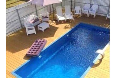 הדרך לאושר - מתחם החצר והבריכה