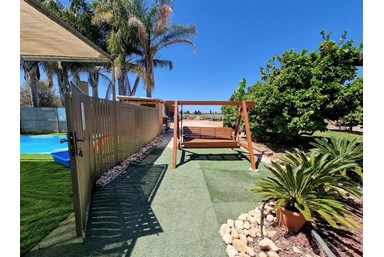 צליל השלווה - הבריכה והחצר