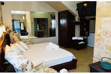 אהבה בגבהים  - החצר והבריכה