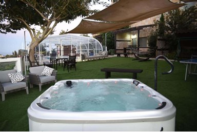 אהבה בגבהים  - החצר והבריכה