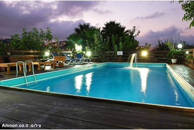 חלום באגם - החצר והבריכה