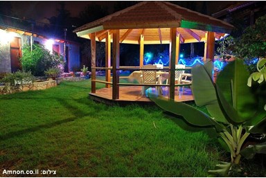 חלום באגם - החצר והבריכה