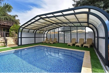 בוסתן בכפר - הבריכה ומתקני הספא