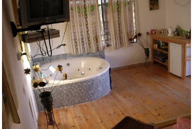 כפר נבון - מרכז אירוח - סוויטות לזוגות