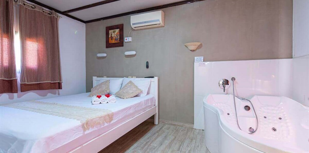 בקתות מול החורש אורן2.jpg