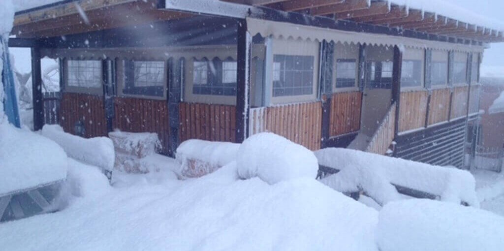 מעל העננים חורפי ובריכה.jpg