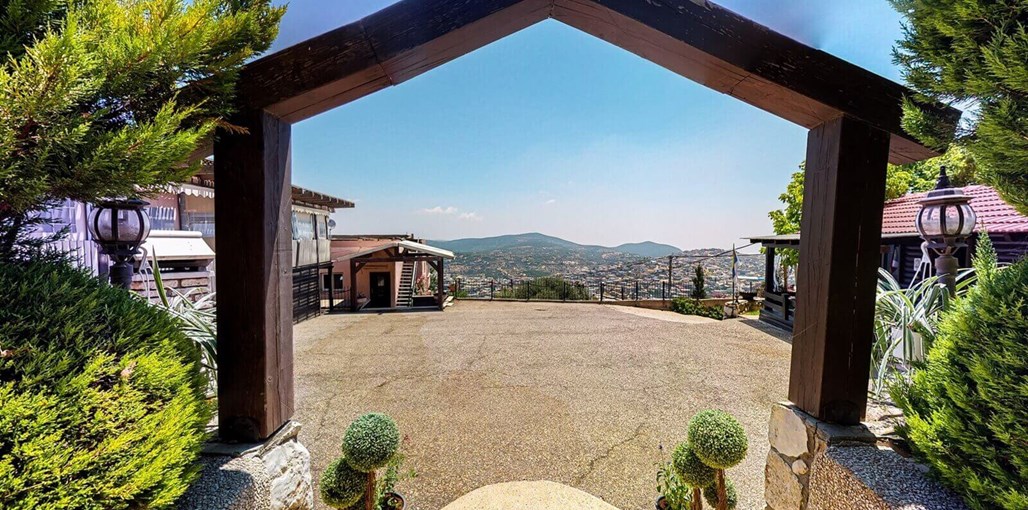 מעל העננים בריכה וחצר (3).jpg