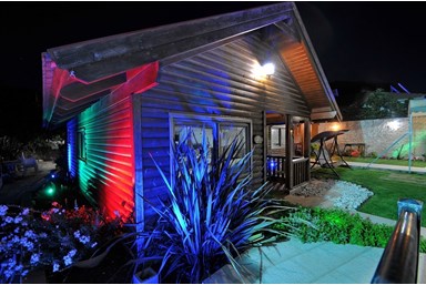 ים של נוף - הבריכה והחצר