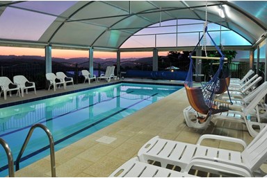 ים של נוף - הבריכה והחצר