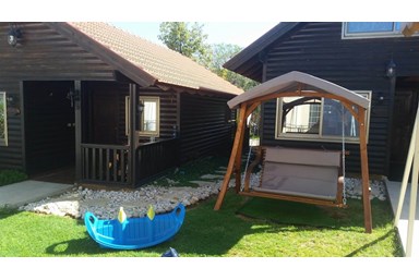 ים של נוף - הבריכה והחצר