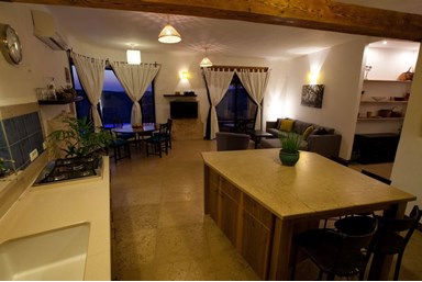 על גג המדבר  - וילת על קו הנוף