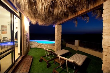 על גג המדבר  - וילת על קו הנוף