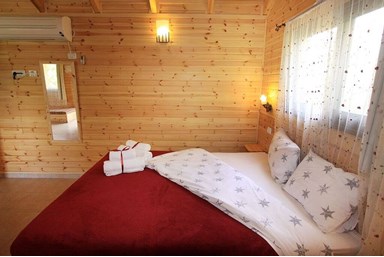 בין הר לים - הבקתות