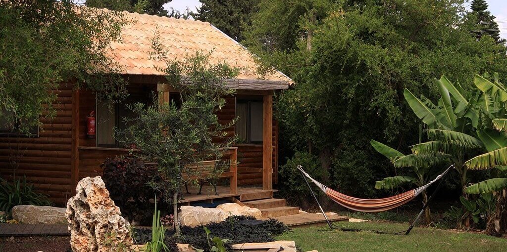 בין הר לים החצר והנוף (1).jpg