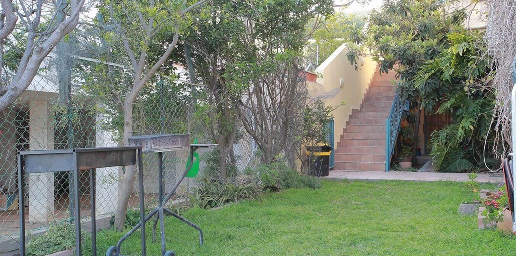 בית מהלר - נוף לכנרת החצר (2).jpg