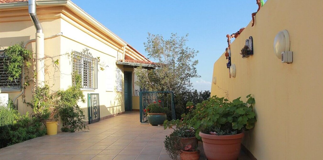 בית מהלר - נוף לכנרת החצר (5).jpg