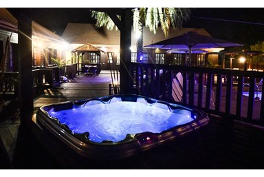 אחוזת ברש - מתחם החצר והבריכה