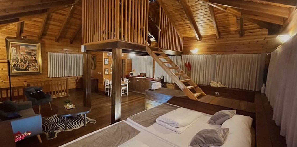 אחוזת ברש סוויטת עץ (2).jpg