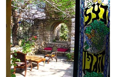 בצל הגפן - הבקתה