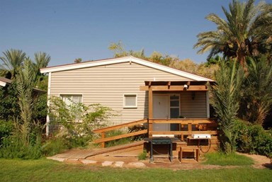 בקתה בערבה - הבריכה ביישוב