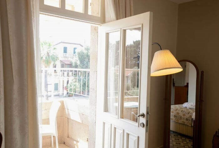 מלון בוטיק - קולוני חיפה דלקס עם מרפסת (5).jpg