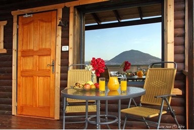 נח בתבור - החצר והנוף