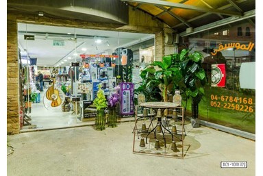 לגאסי ווילג'  - המספרה וחנות המזכרות