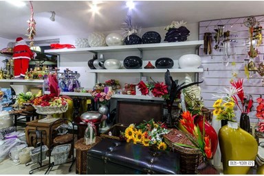 לגאסי ווילג'  - המספרה וחנות המזכרות