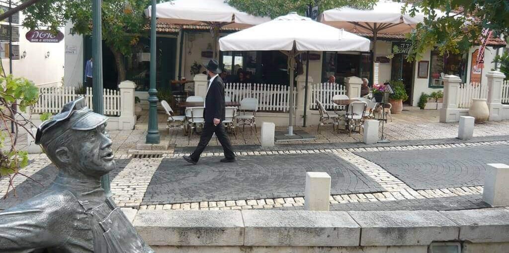 החצר של קובי המושבה זכרון (2).JPG