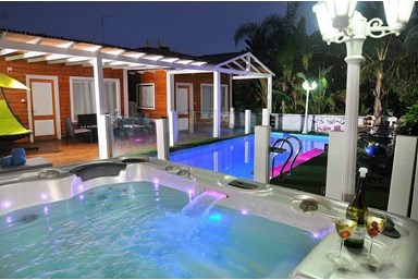 טרופי צימר  spa & resort - חצר, בריכה וספא