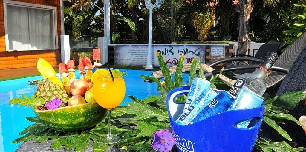 טרופי צימר spa & resort חצר ובריכה (2).JPG