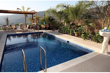 עידן הנוף - הבריכה והחצר