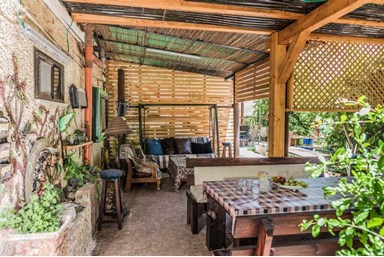 בין עצי הדובדבן - החצר והנוף